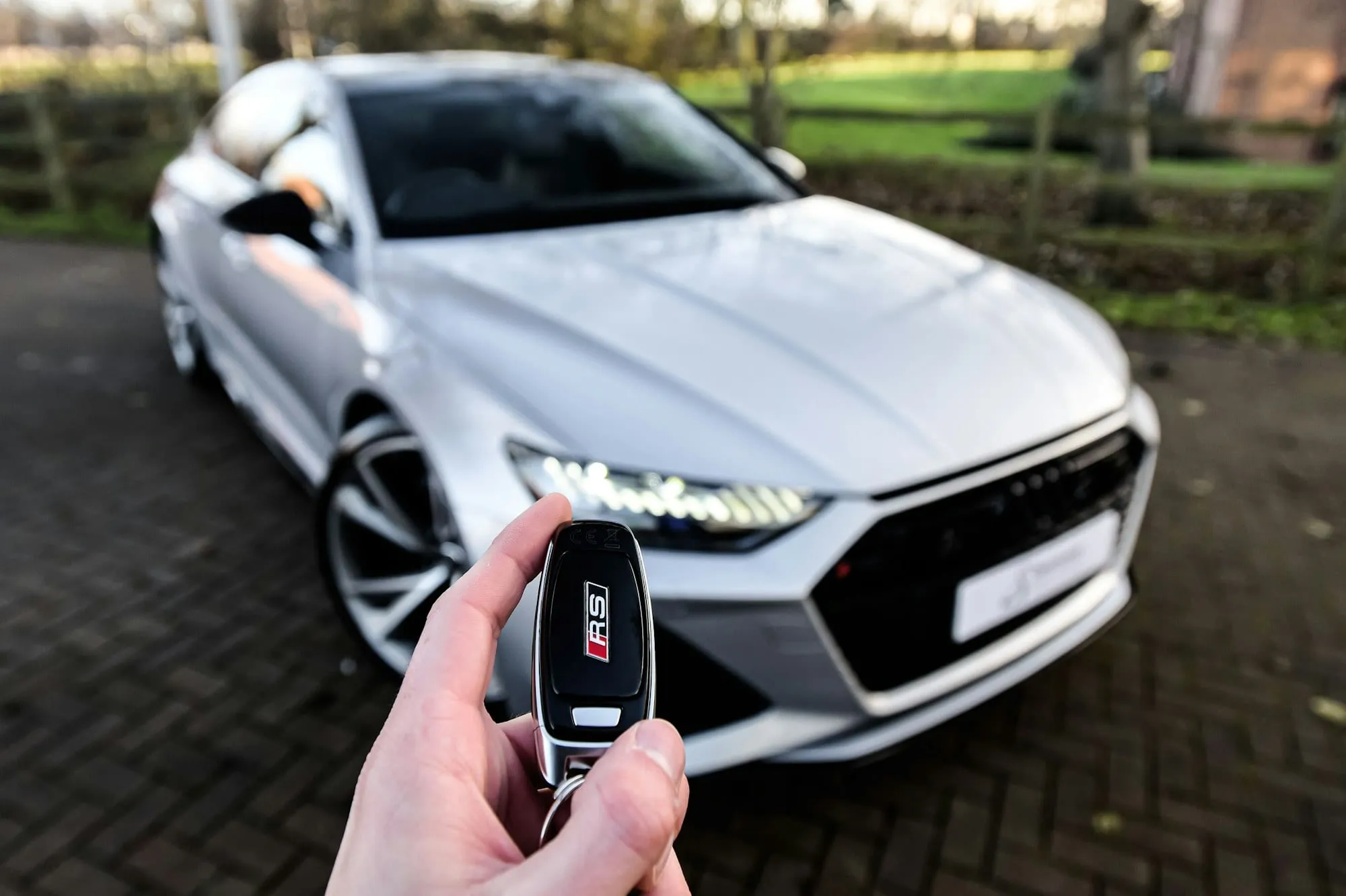 Nuevo propietario con la llave de su coche tras la transferencia