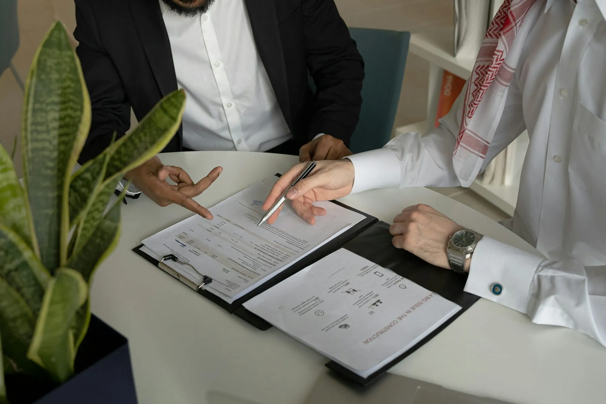 Responsable de una pyme repasando contratos de trabajo y nóminas con su gestor