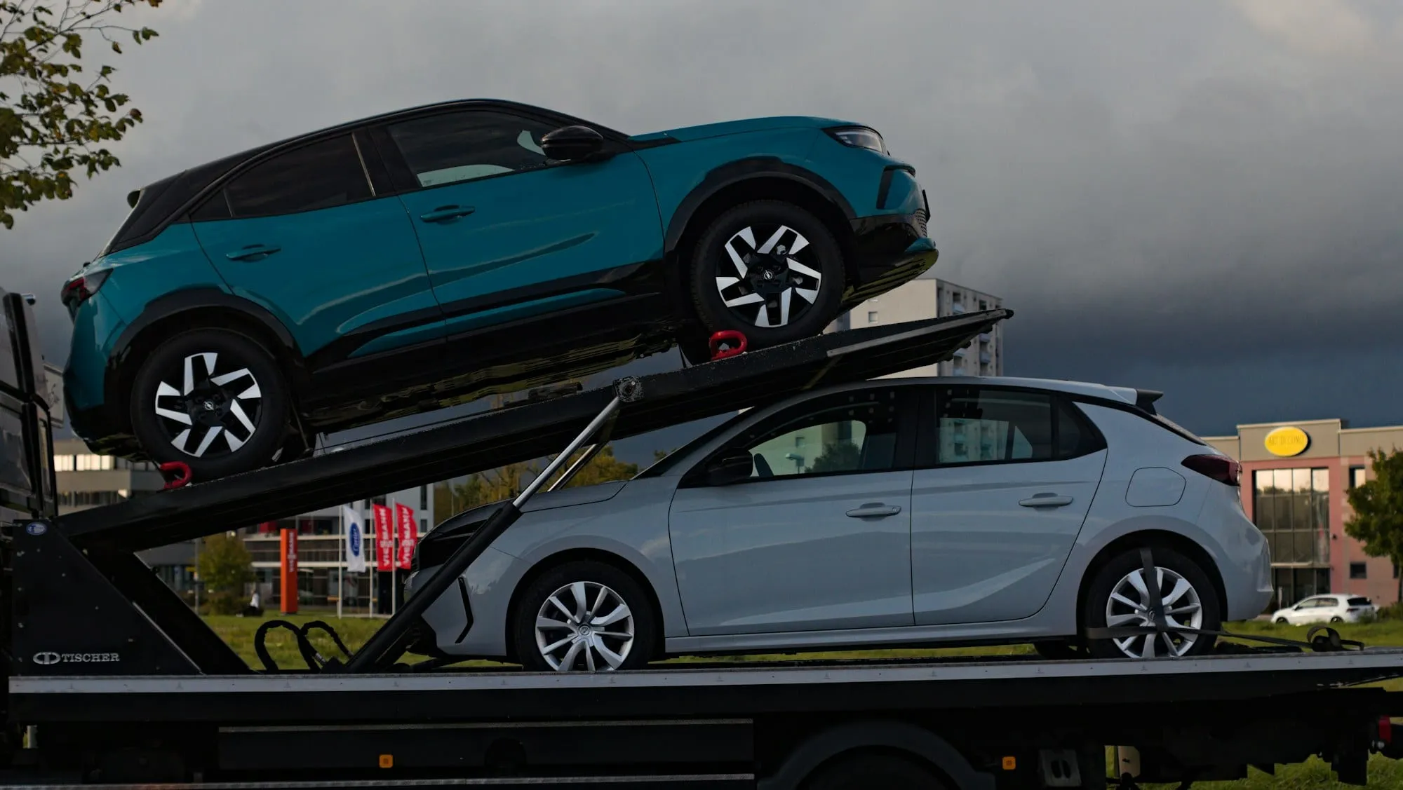 Coche importado descargándose de un camión portavehículos