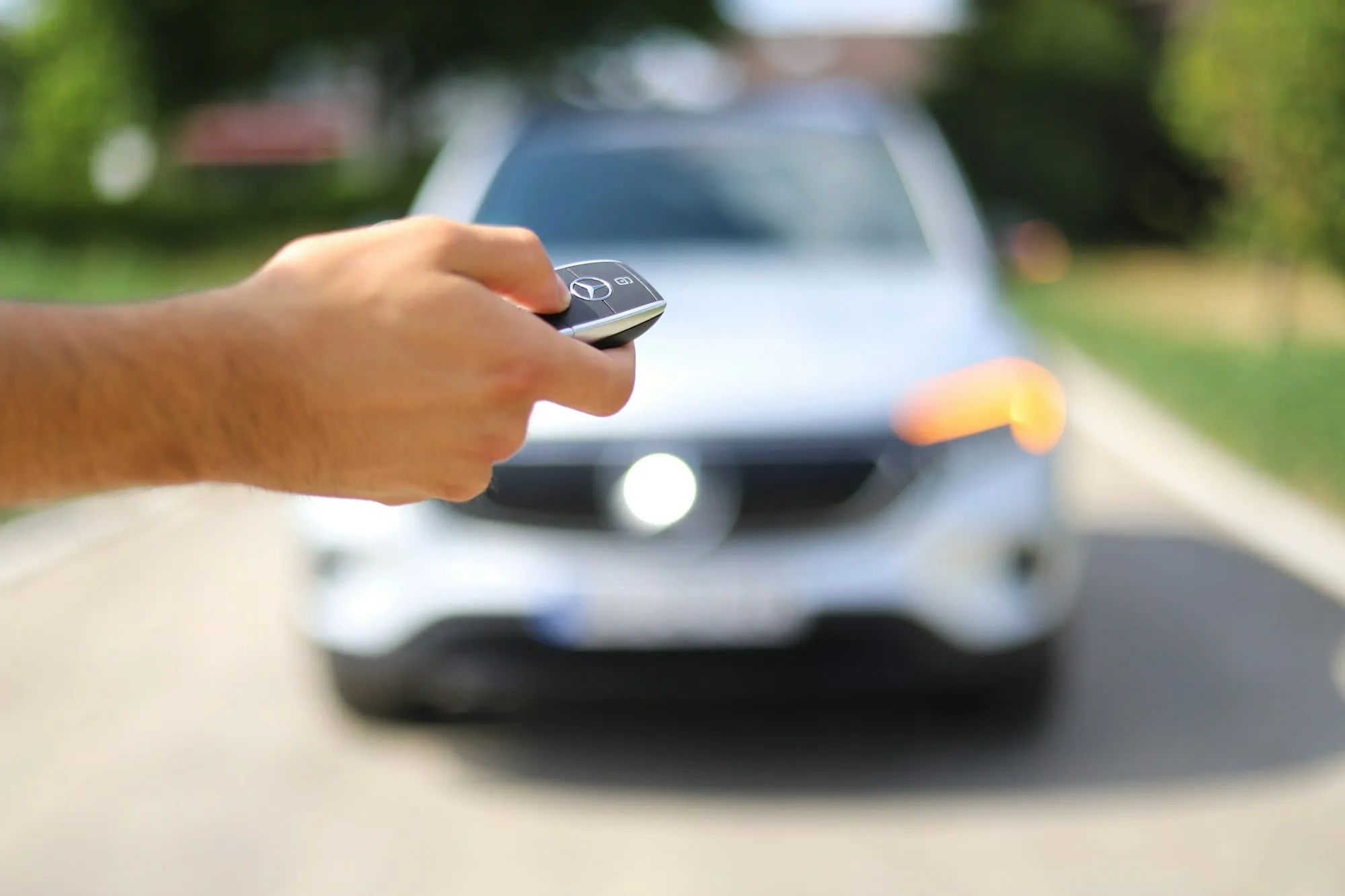 Mano con la llave de un coche usado antes de cerrar la compra