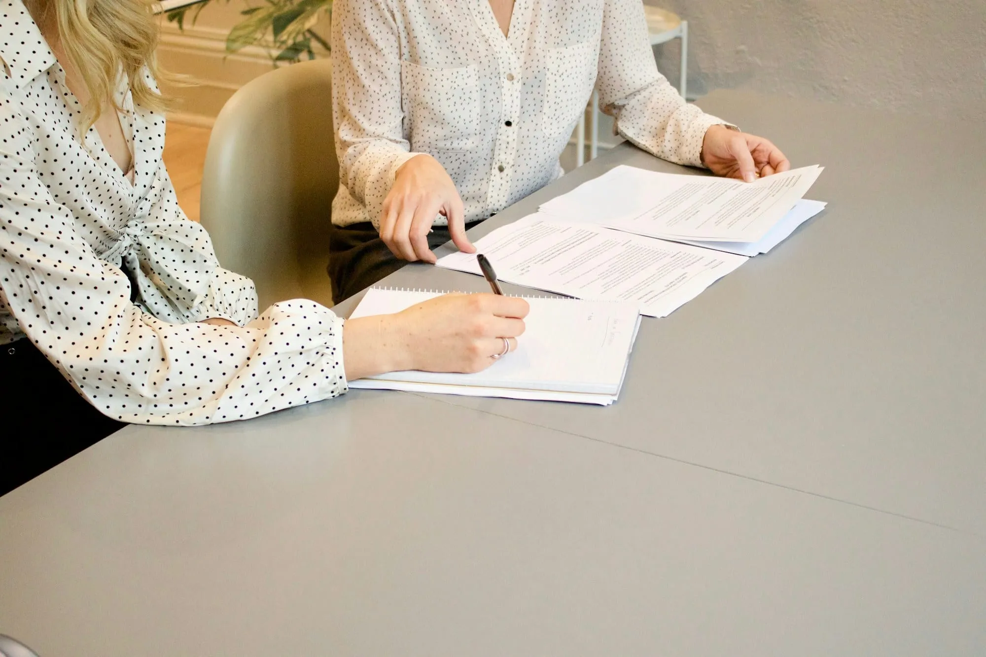 Emprendedora reunida con una asesora en su primera consulta
