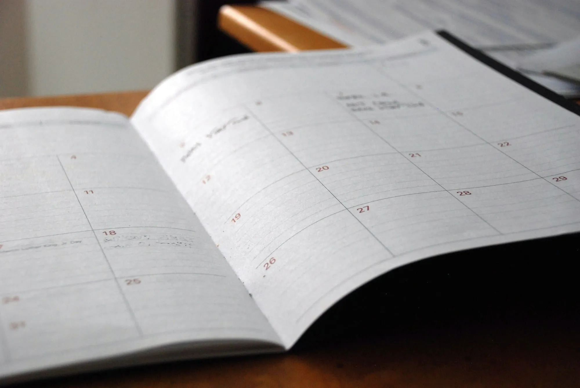 Calendario con los plazos trimestrales de impuestos marcados sobre la mesa de un autónomo