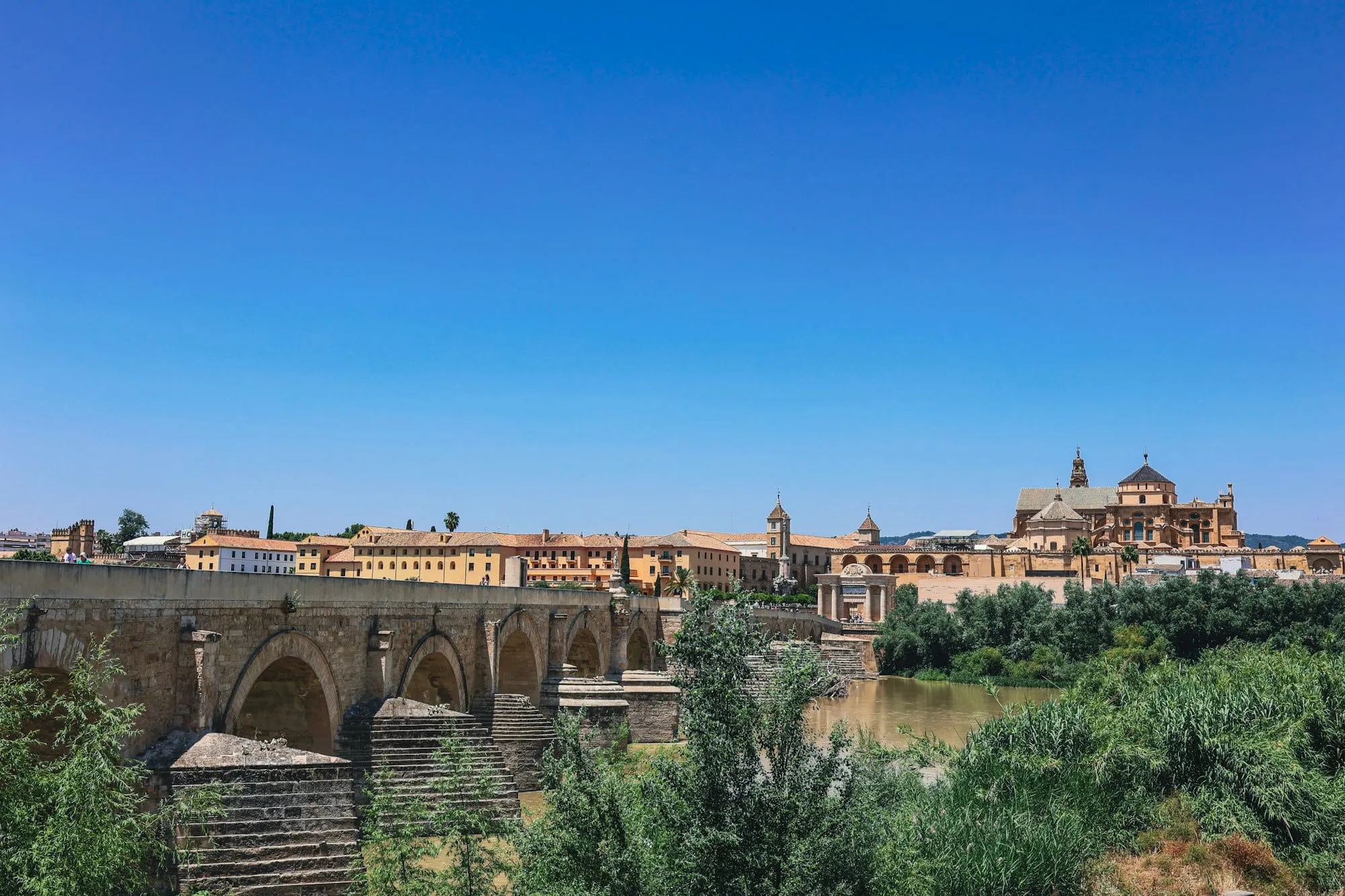 Puente romano de Córdoba con la Mezquita-Catedral al fondo
