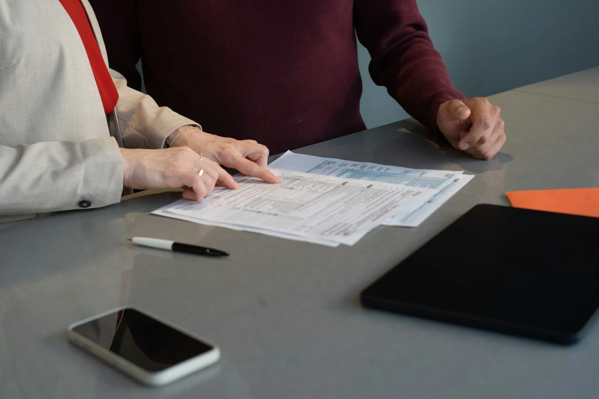 Dos personas revisando con calma los documentos de una herencia
