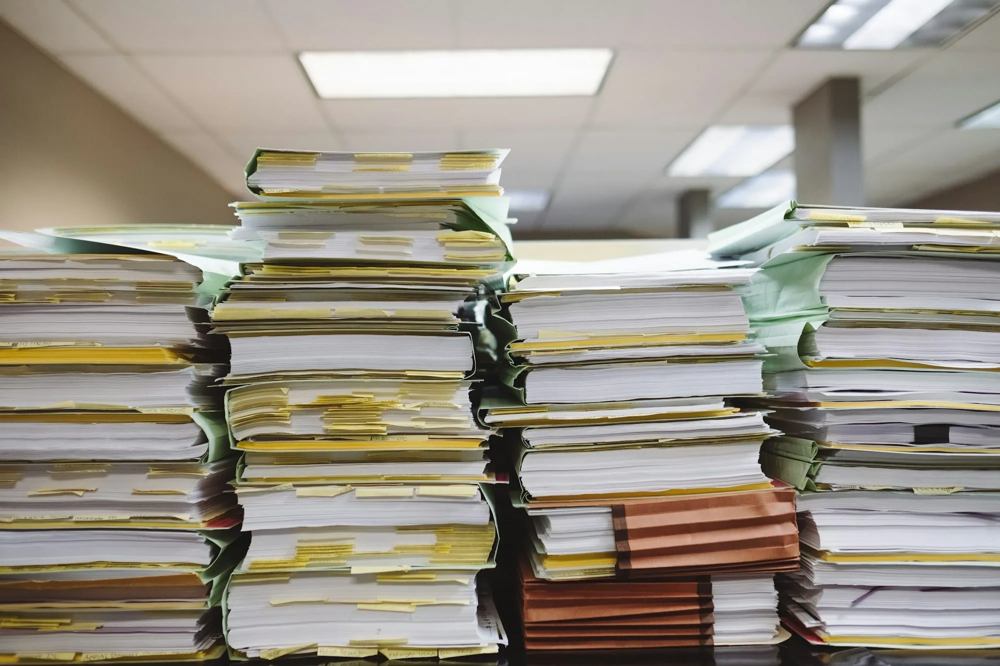 Carpetas con certificados y formularios administrativos ordenados sobre un escritorio