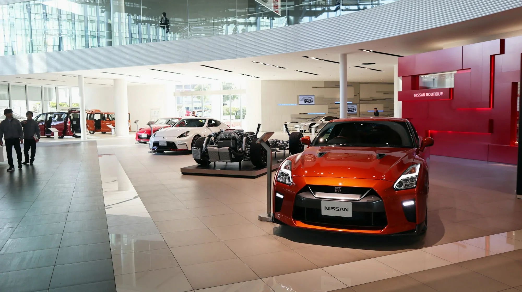 Coches nuevos expuestos en la sala de un concesionario